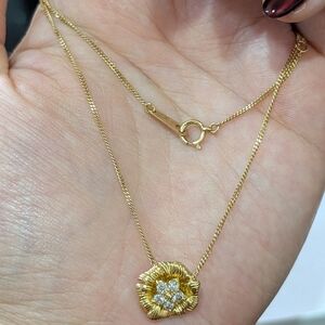 Elegant Gold Flower Pendant Necklace